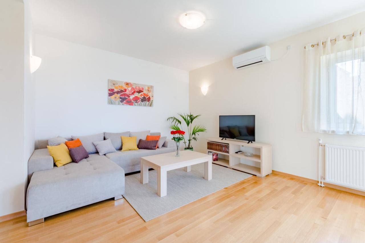 Deni Apartment *